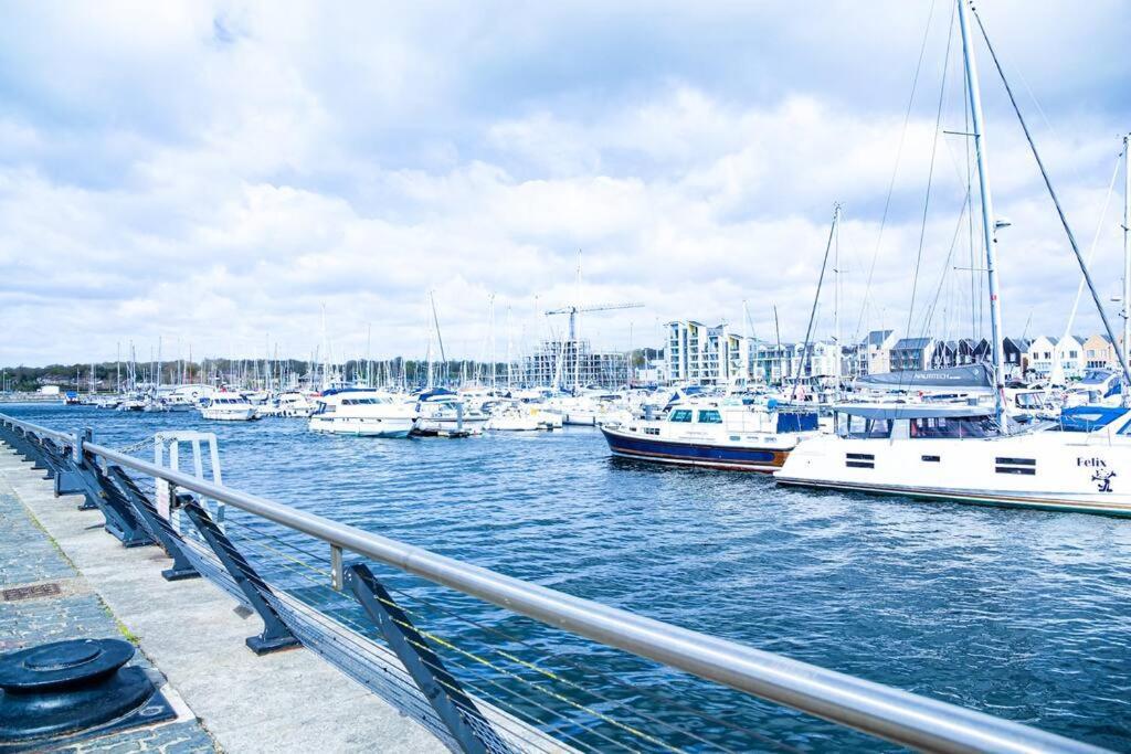A Luxury 2 Bedroom Apartment With 2 Free Parking Chatham  Kültér fotó