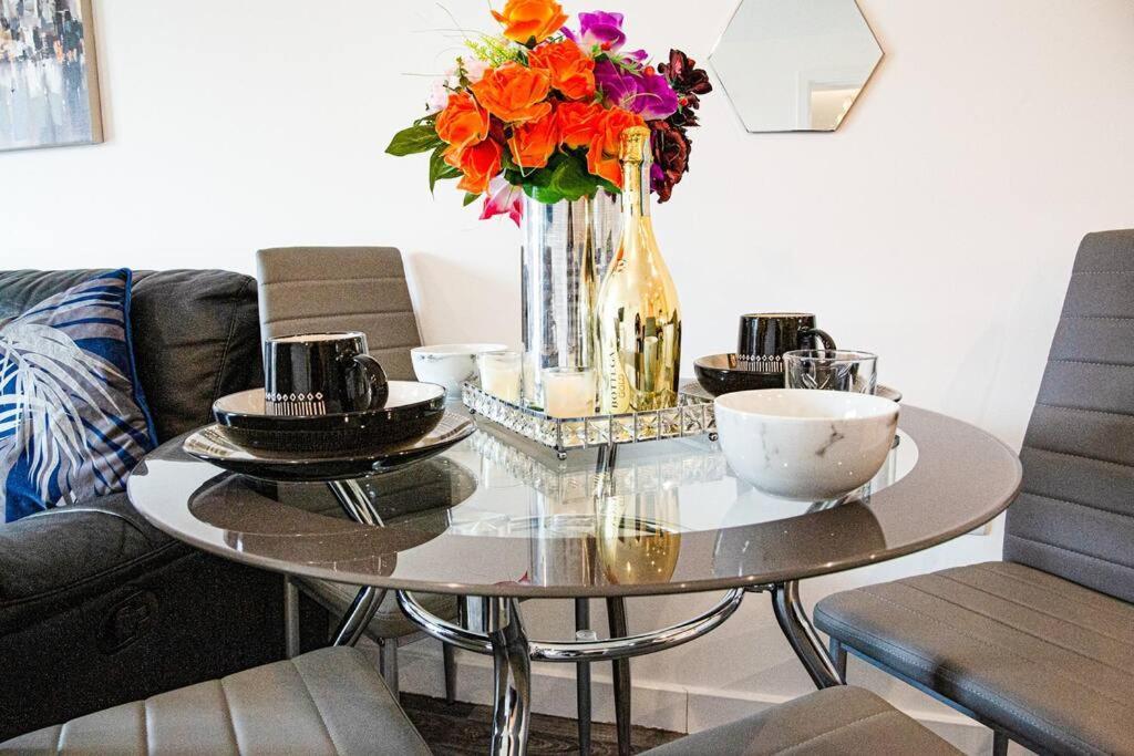 A Luxury 2 Bedroom Apartment With 2 Free Parking Chatham  Kültér fotó